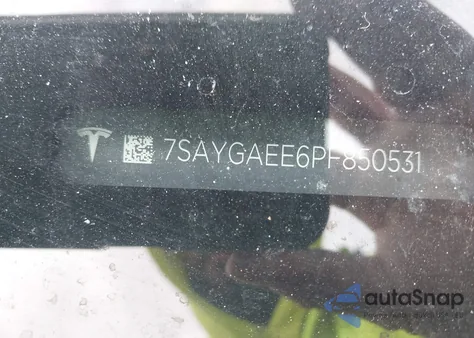 2023 Tesla Model Y Awd/Long Range Dual Motor All-Wheel Drive z USA, uszkodzony, nr VIN 7SAYGAEE6PF850531